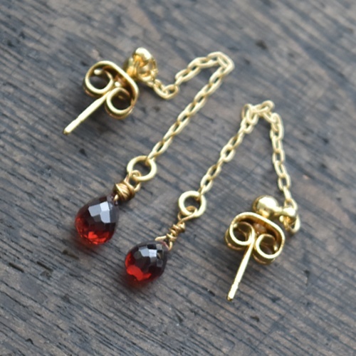 ガーネット　ピアス