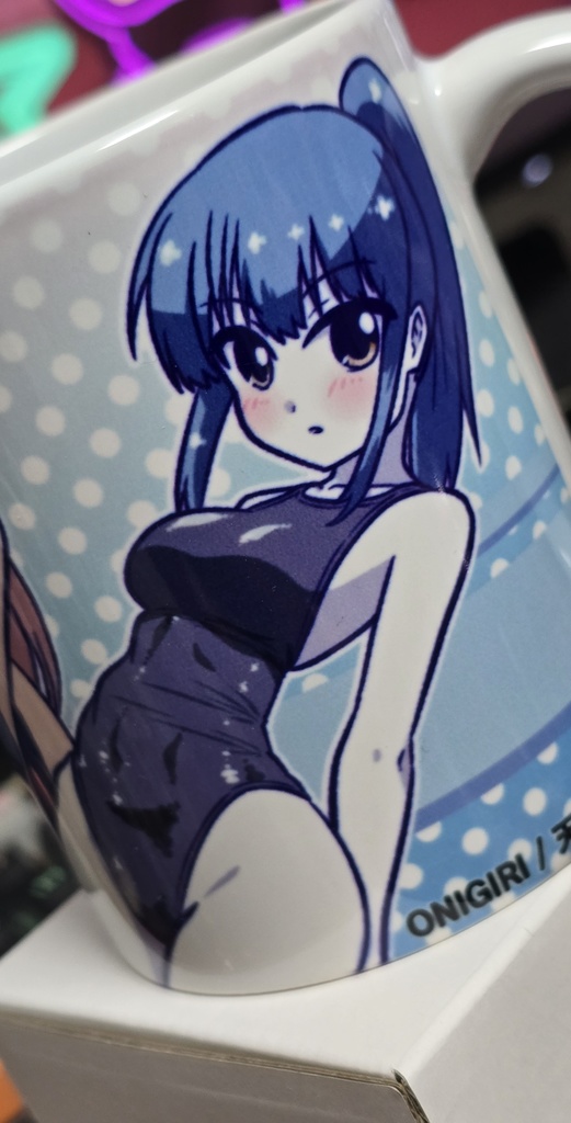 ONIGIRI 競泳水着マグカップ「うまくゆくさ明日」