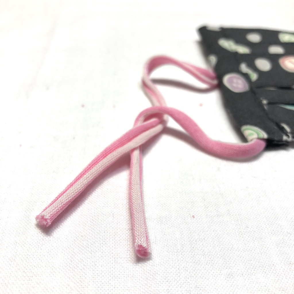 【残り3枚再販なし!】布プリーツマスク(小さめ)J/墨黒×カラフルボタン