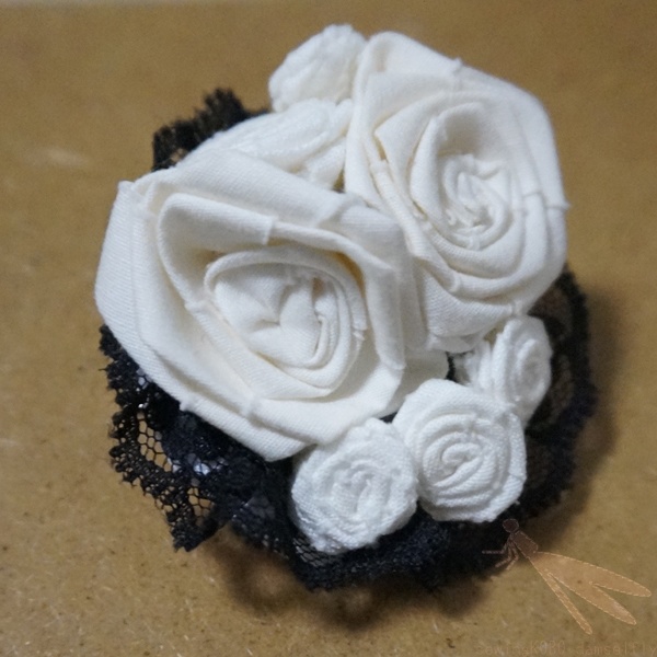 白薔薇ミニブーケのクリップ付きブローチ