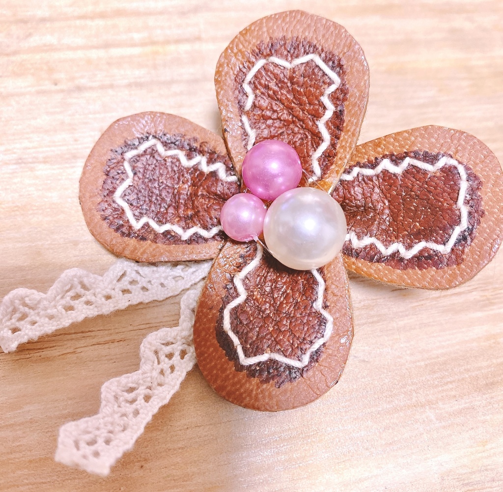 もりくぼブローチ