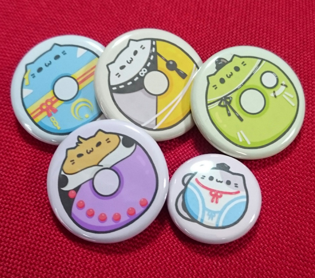 三条どーにゃつ缶バッチ