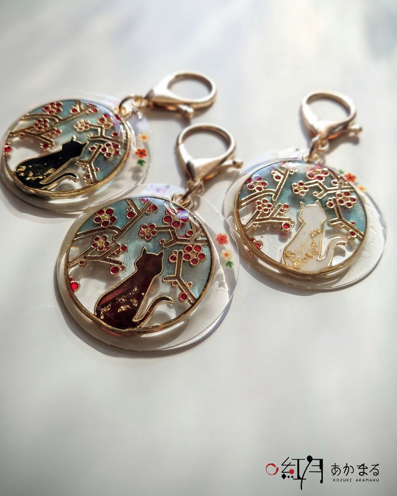 『梅を眺める猫』