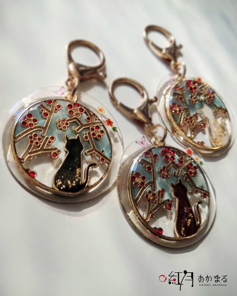 『梅を眺める猫』