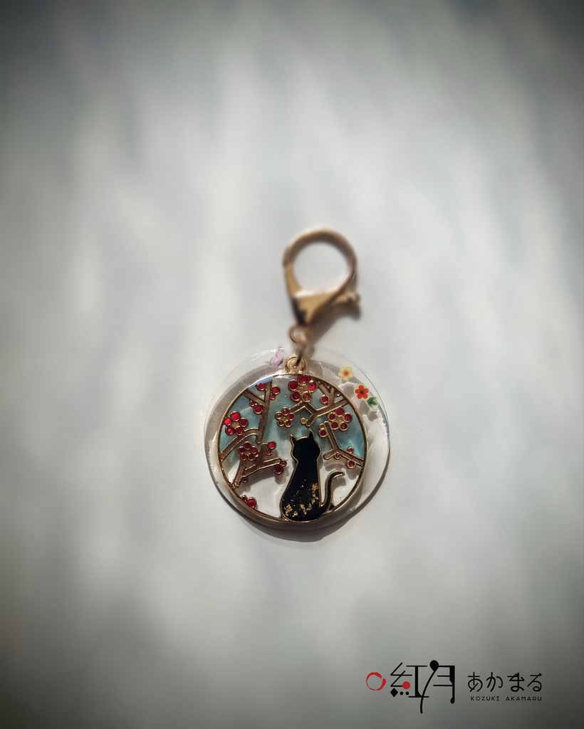 『梅を眺める猫』