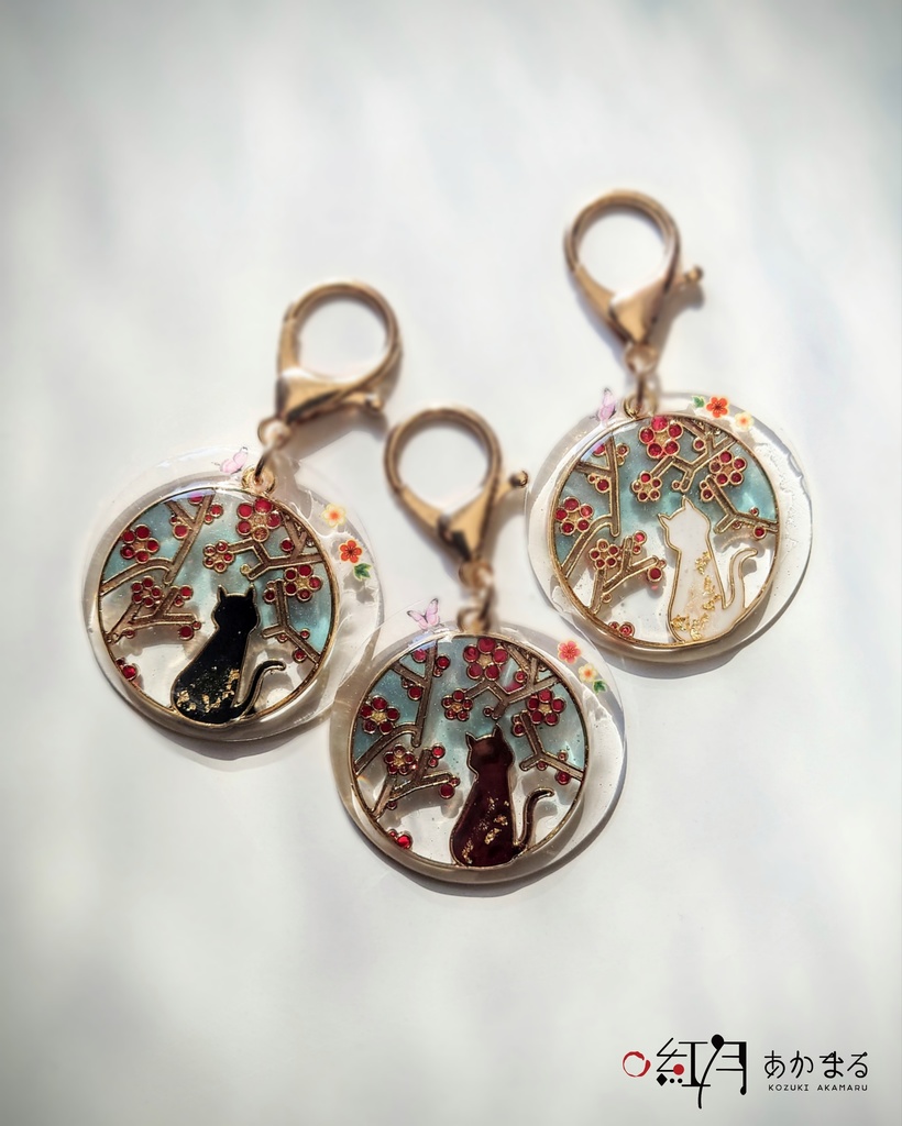 『梅を眺める猫』