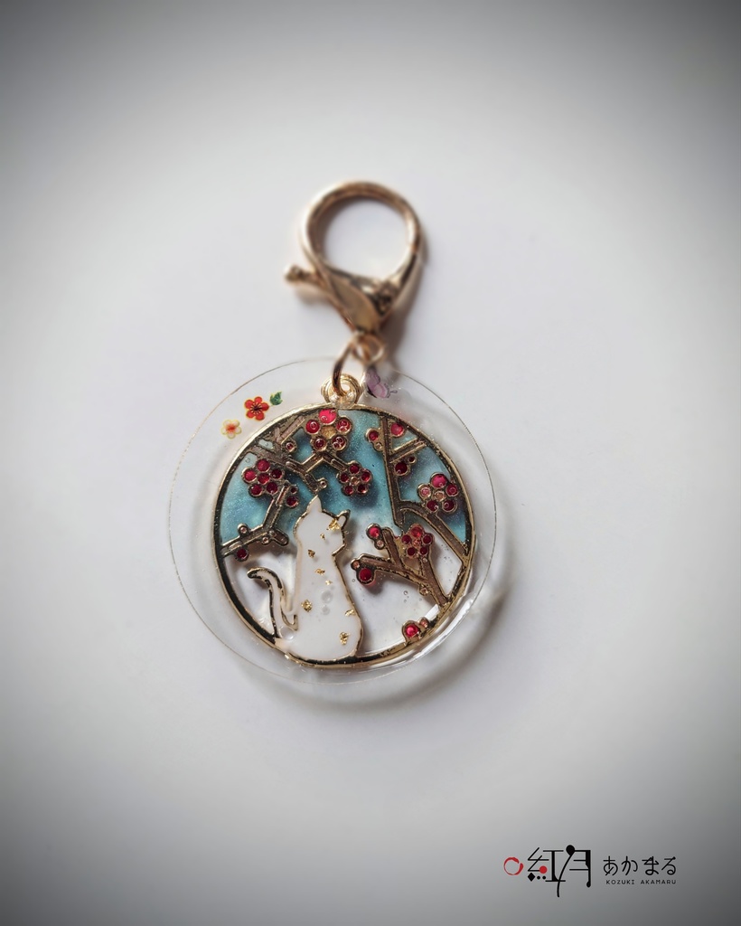 『梅を眺める猫』