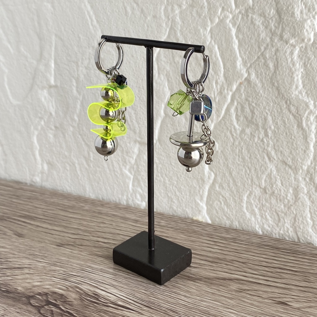 伊波ライ モチーフピアス イヤリング