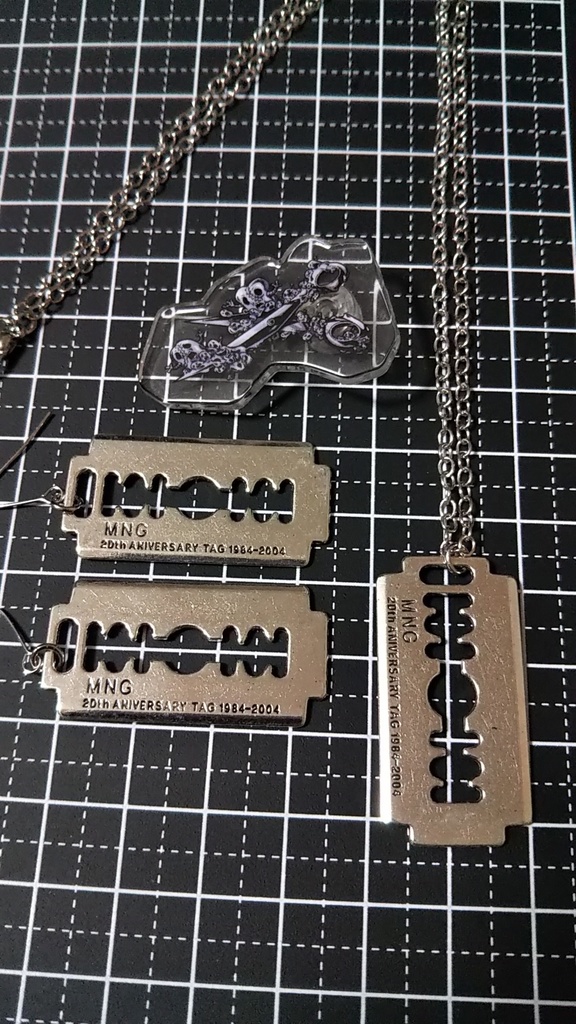 カミソリモチーフペンダント