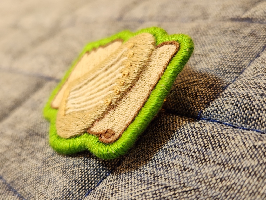 ハープと楽譜の刺繍ブローチ