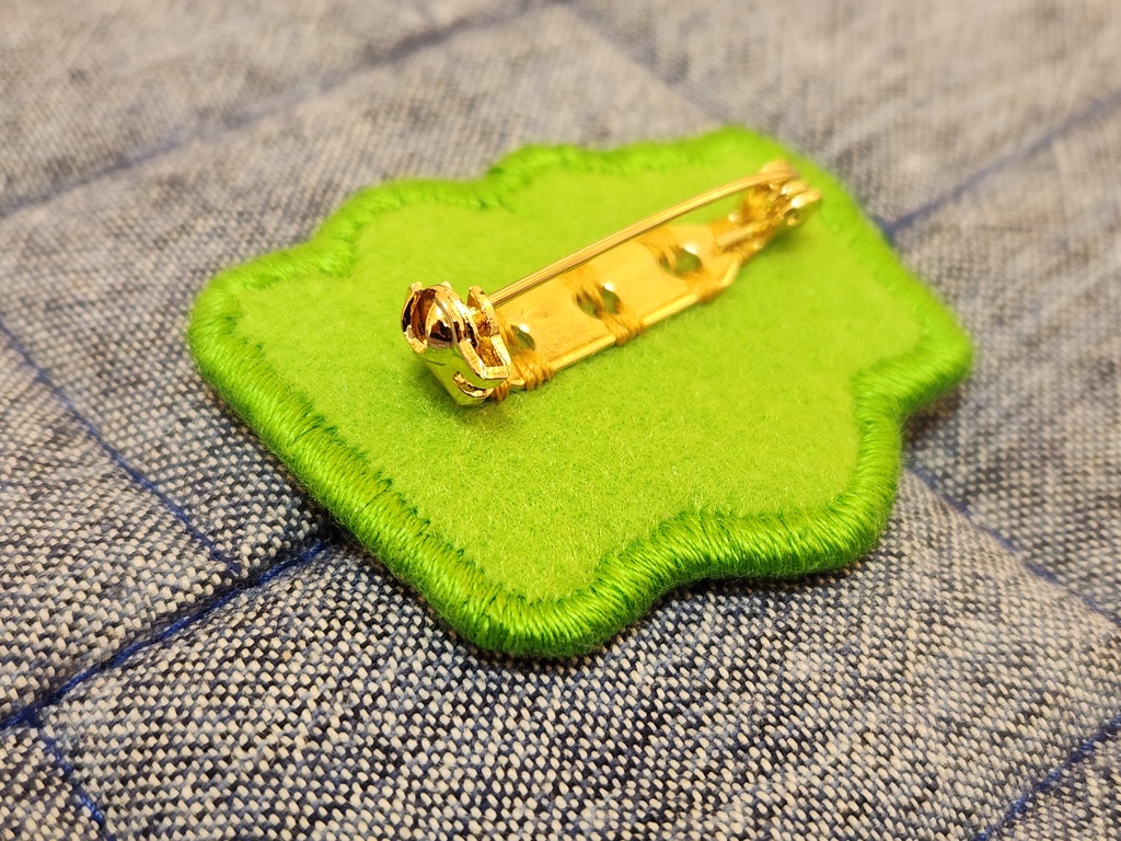 ハープと楽譜の刺繍ブローチ