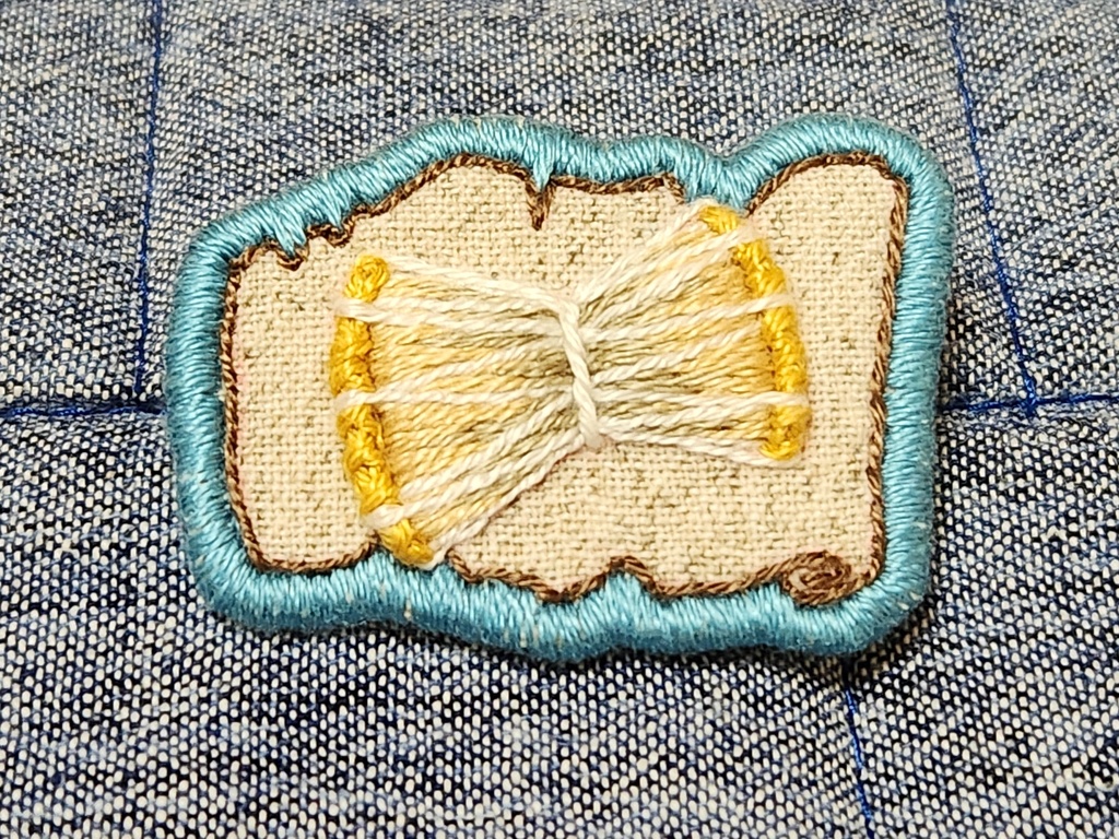 小鼓と楽譜の刺繍ブローチ