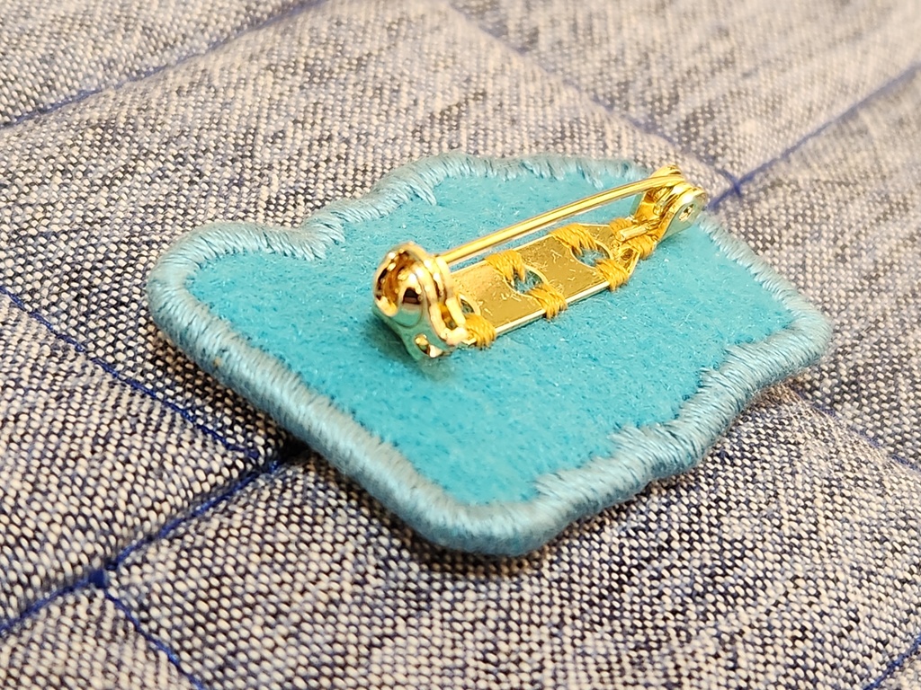 小鼓と楽譜の刺繍ブローチ