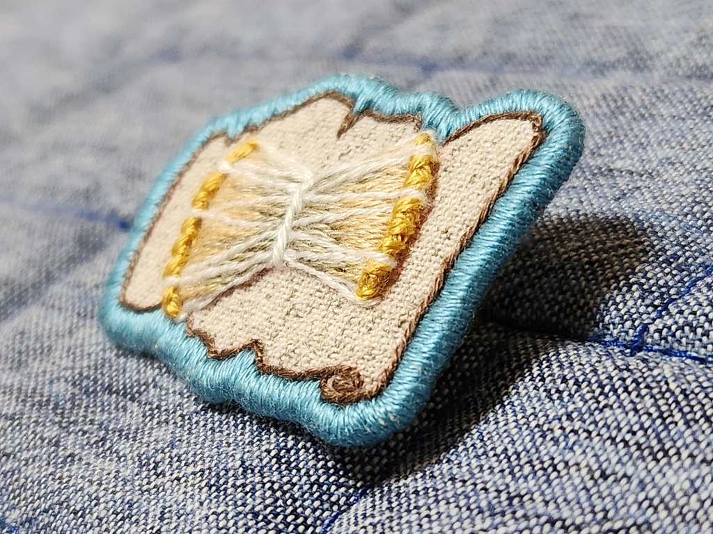 小鼓と楽譜の刺繍ブローチ