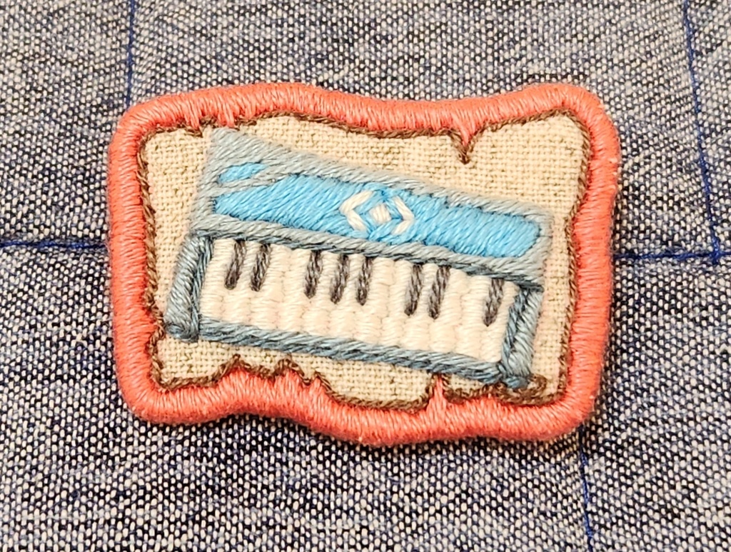 ピアノと楽譜の刺繍ブローチ