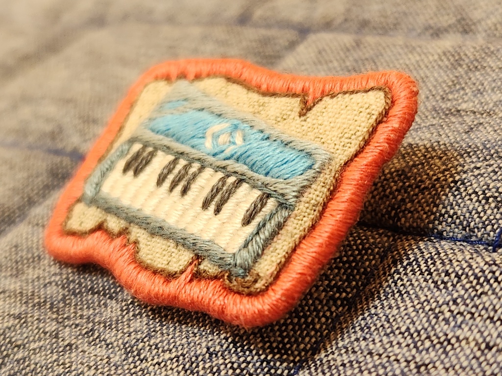 ピアノと楽譜の刺繍ブローチ