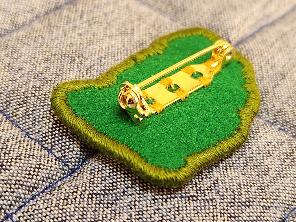 ベースと楽譜の刺繍ブローチ