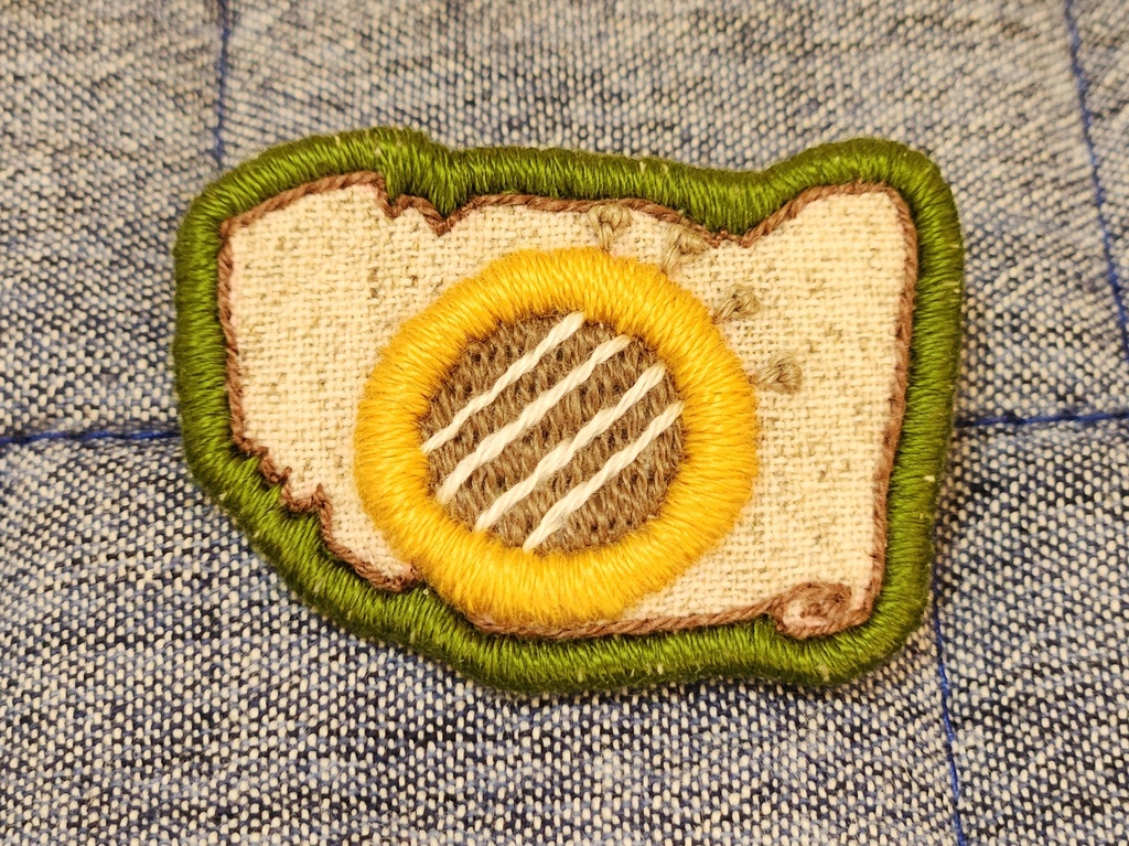 ベースと楽譜の刺繍ブローチ