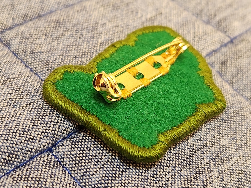 角笛と楽譜の刺繍ブローチ