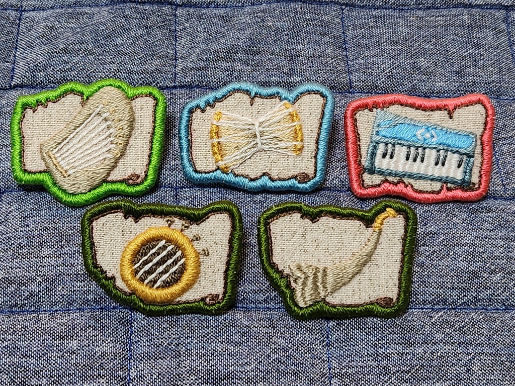 角笛と楽譜の刺繍ブローチ