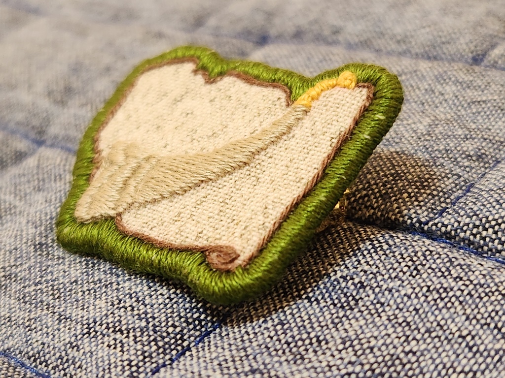 角笛と楽譜の刺繍ブローチ