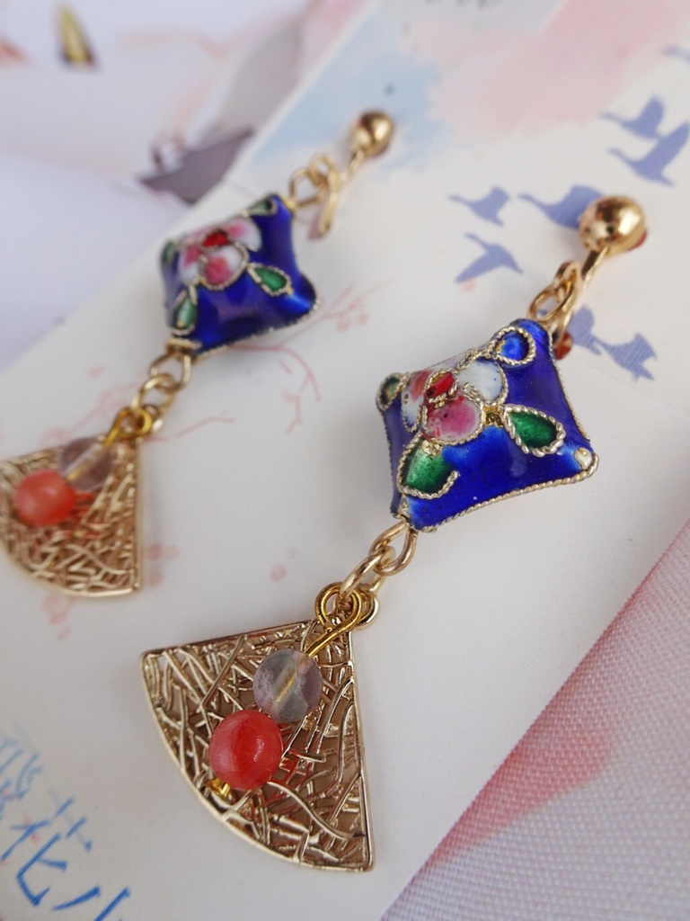 花の七宝ビーズと天然石のイヤーアクセサリー（ピアス・イヤリング）