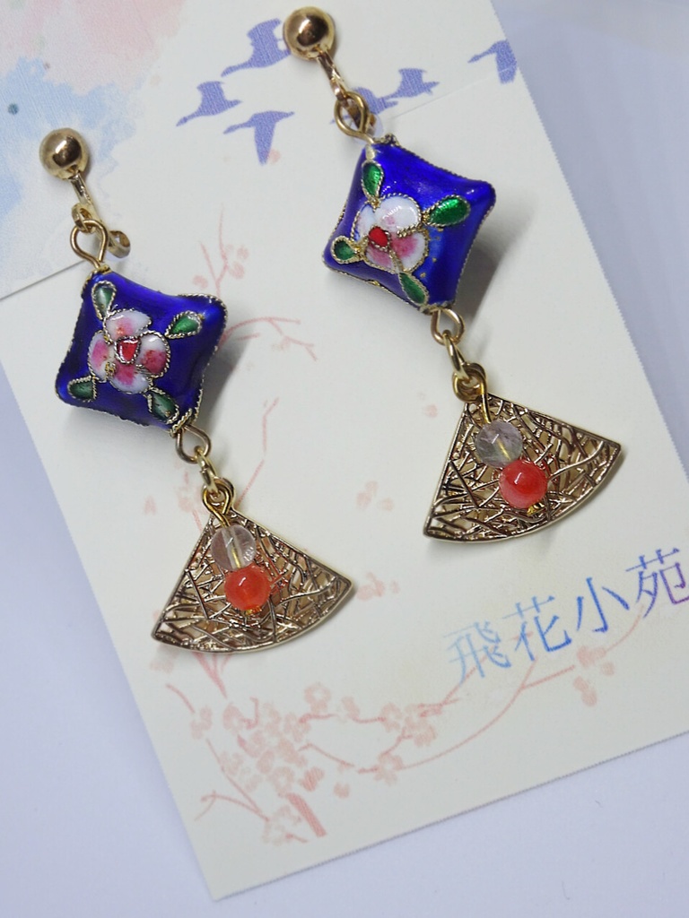 花の七宝ビーズと天然石のイヤーアクセサリー(ピアス・イヤリング)