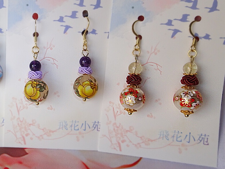 白梅と紅梅の転写玉と中国結びのイヤーアクセサリー・葡萄茶 (ピアス・イヤリング)