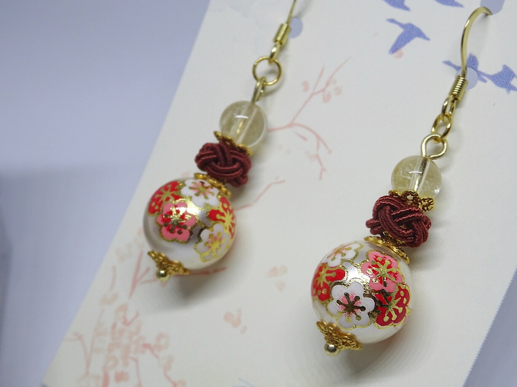 白梅と紅梅の転写玉と中国結びのイヤーアクセサリー・葡萄茶 (ピアス・イヤリング)