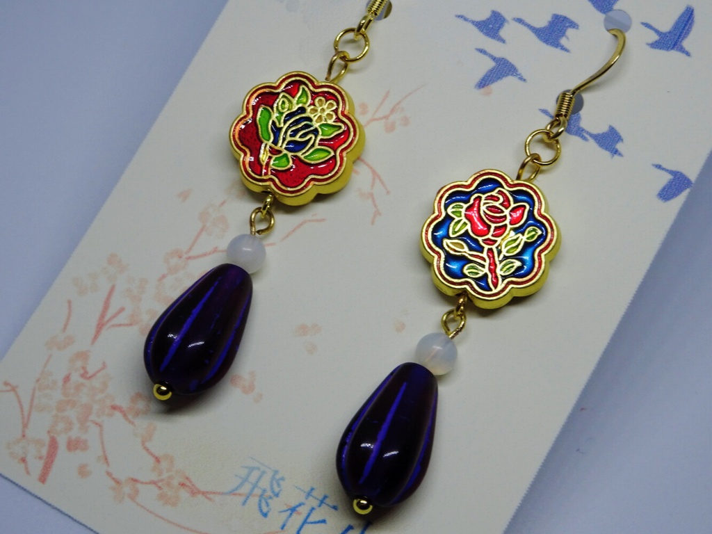 リバーシブル薔薇のビーズとチェコドロップビーズのイヤーアクセサリー・紫(ピアス・イヤリング)