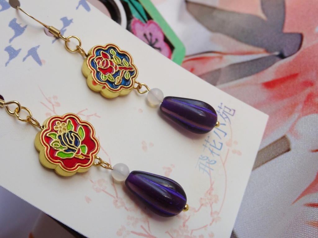 リバーシブル薔薇のビーズとチェコドロップビーズのイヤーアクセサリー・紫(ピアス・イヤリング)