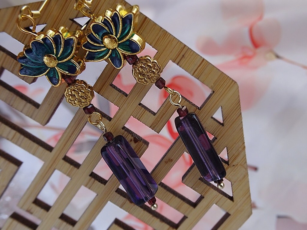 蓮とチェコビーズのイヤーアクセサリー・濃紫(ピアス・イヤリング)