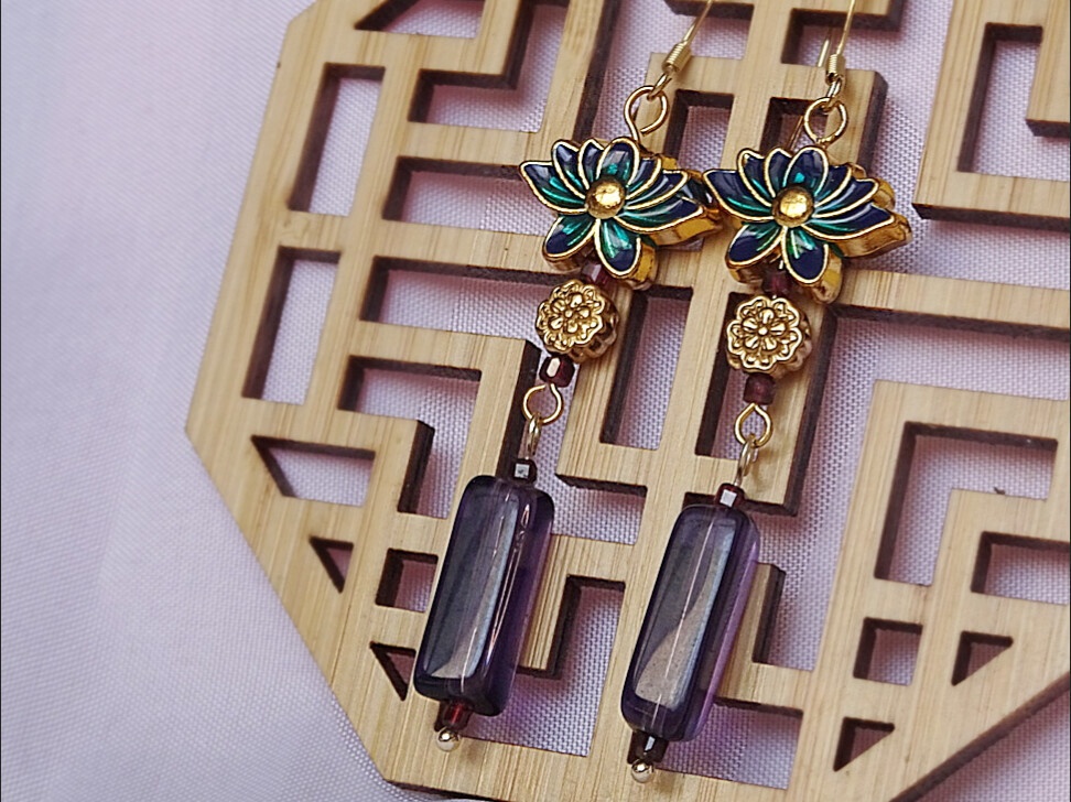 蓮とチェコビーズのイヤーアクセサリー・濃紫（ピアス・イヤリング）