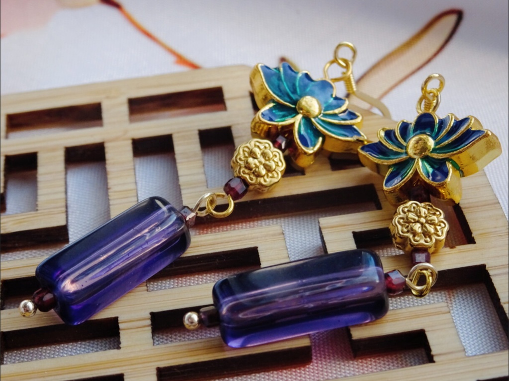 蓮とチェコビーズのイヤーアクセサリー・濃紫(ピアス・イヤリング)