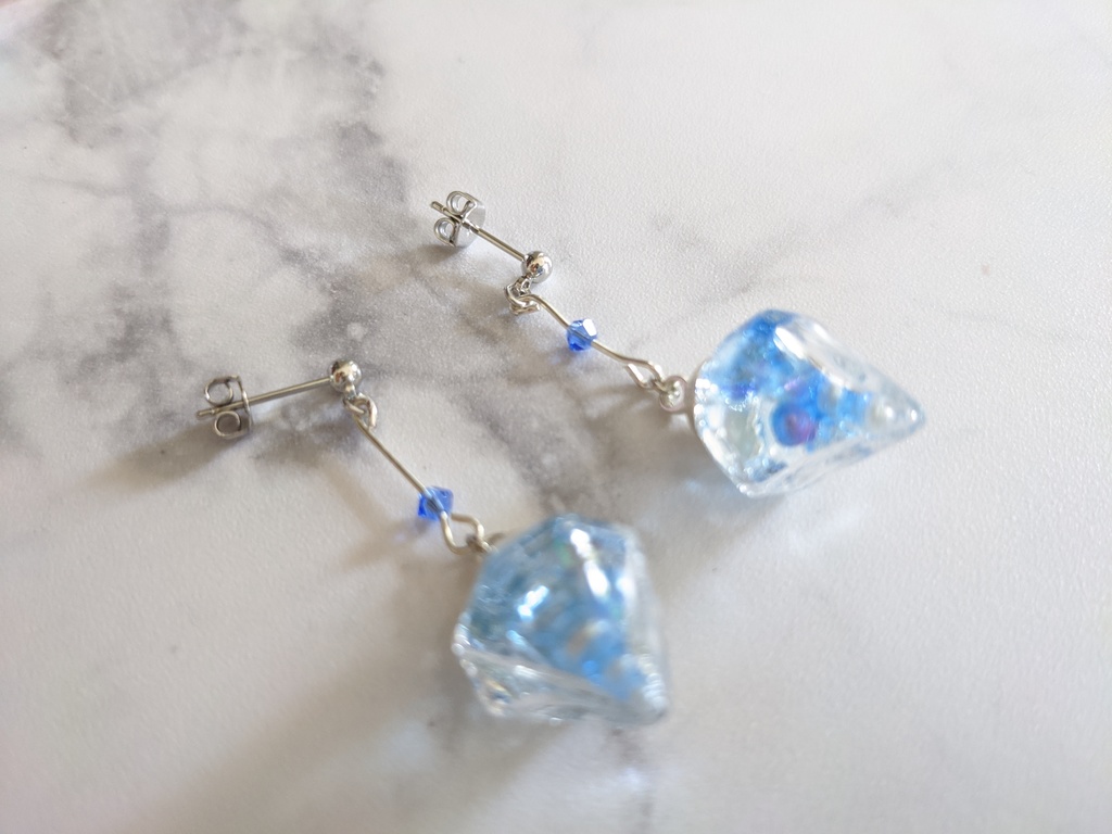 在庫切れのため値下げ中 ゆらゆら煌めくフロイドイメージピアス