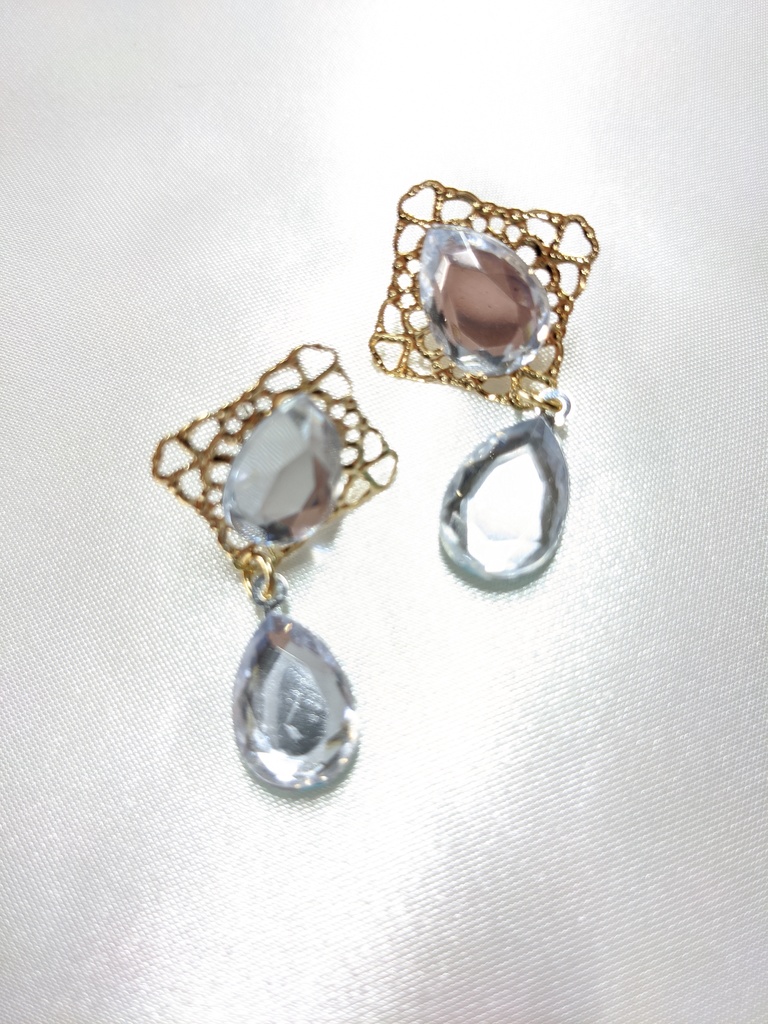 在庫切れのため値下げ中 ゆらゆらピアス 透明＆水色Ver.
