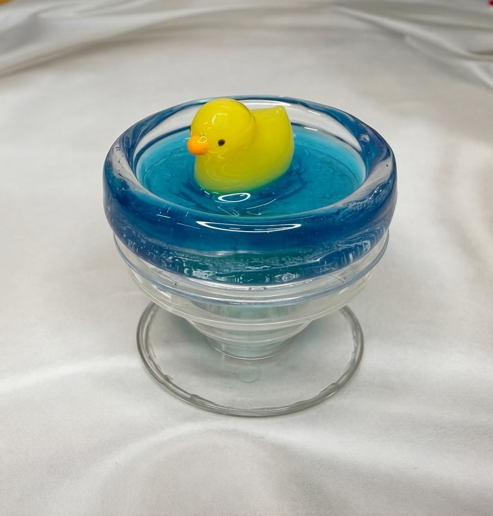 プールでぷかぷかアヒルのスマホケース
