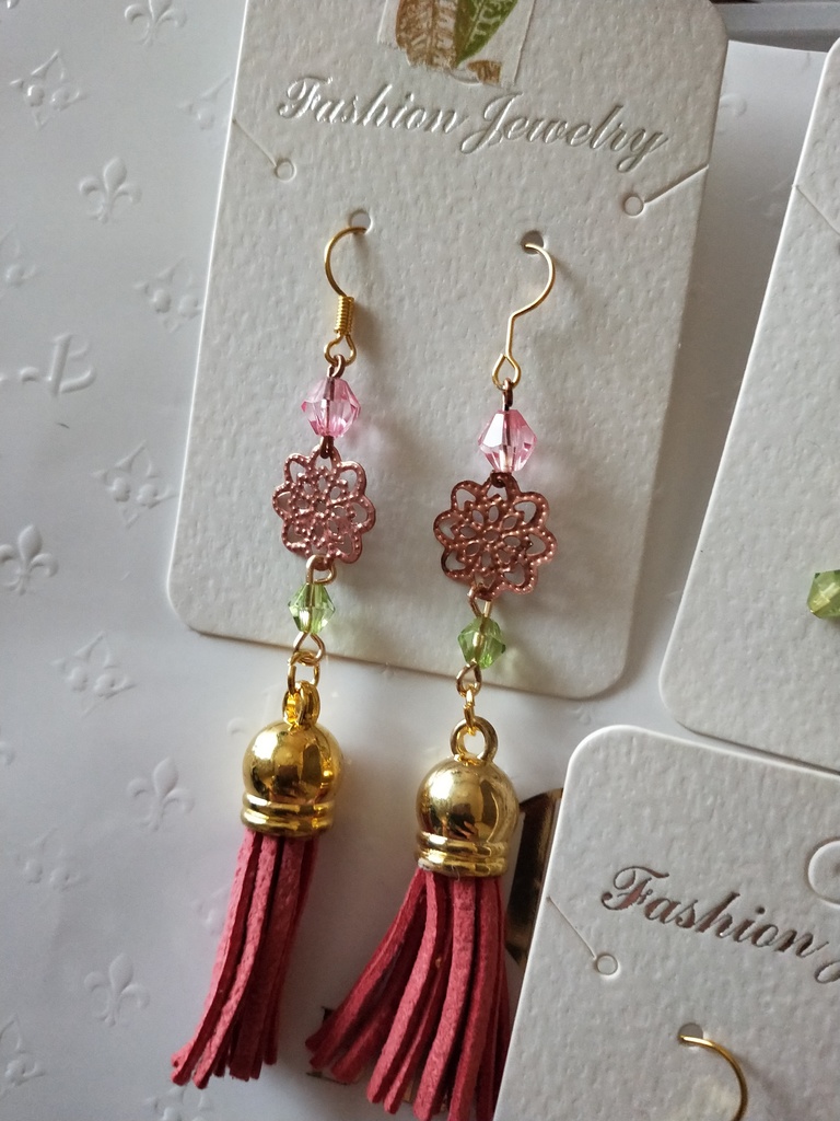 ピンク系、アーニャイメージピアス