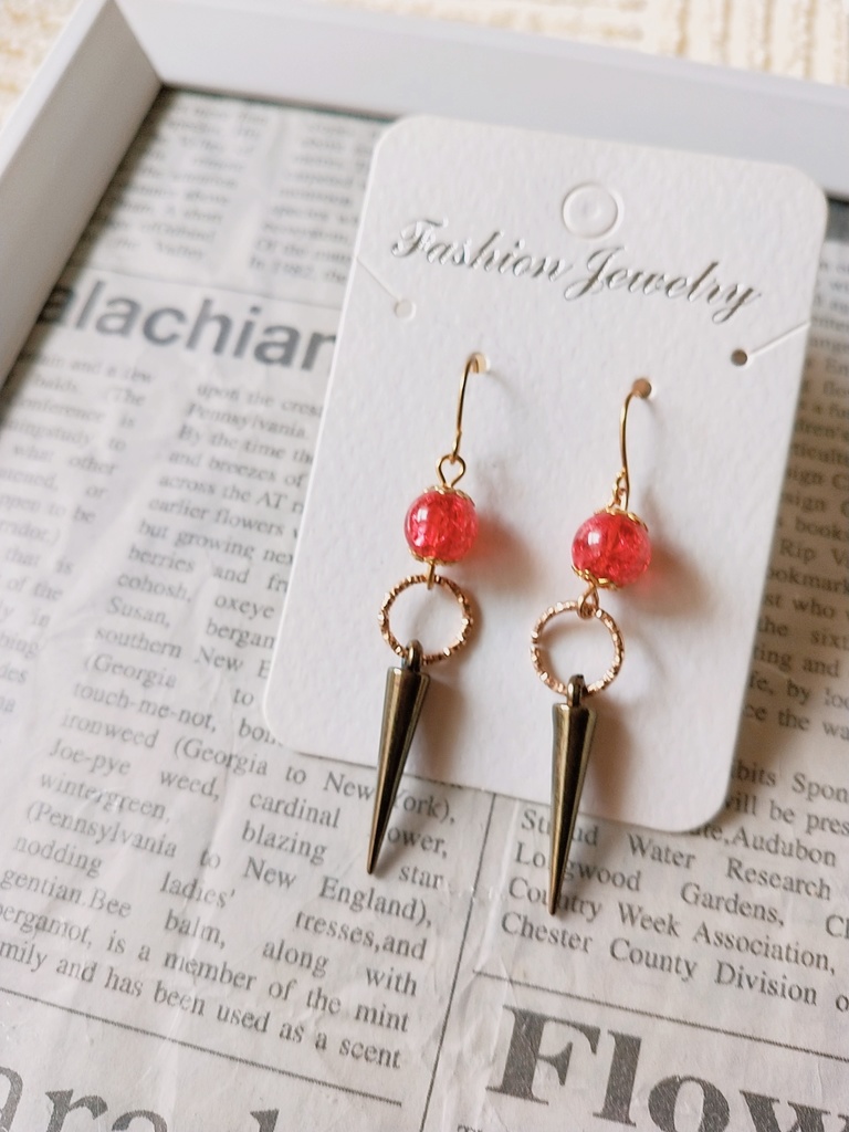 ゴールド×赤ピアス