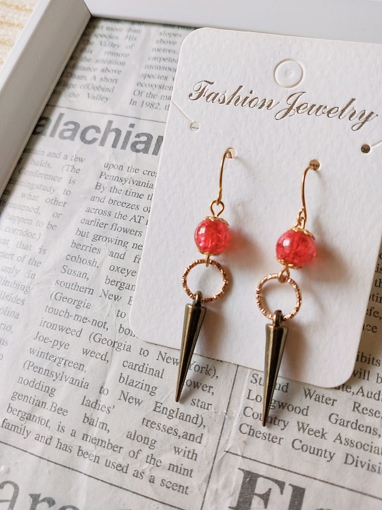 ゴールド×赤ピアス