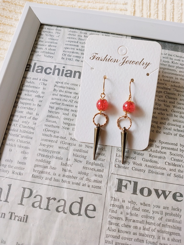 ゴールド×赤ピアス