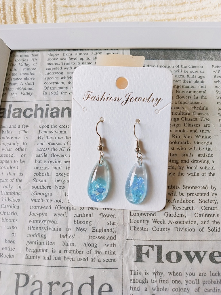 水色琉球ガラス入りピアス