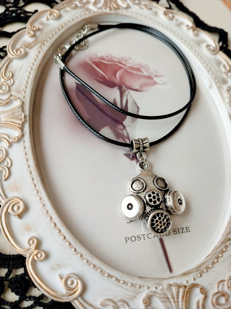 ガスマスクネックレス