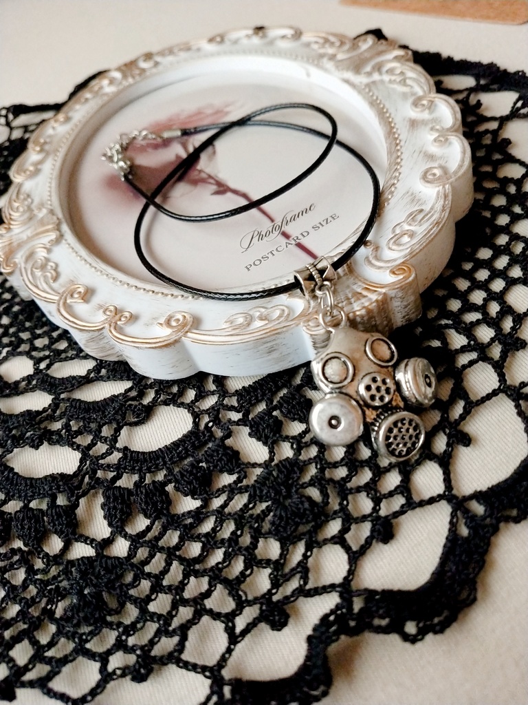 ガスマスクネックレス