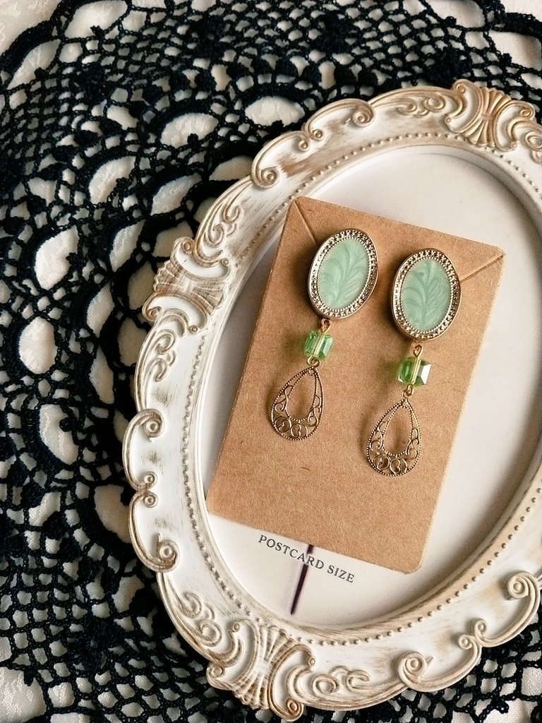 緑色のポストピアス