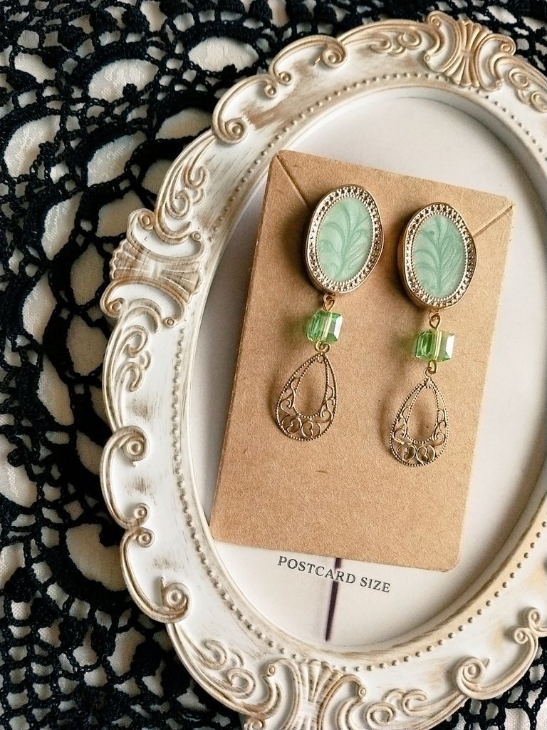 緑色のポストピアス