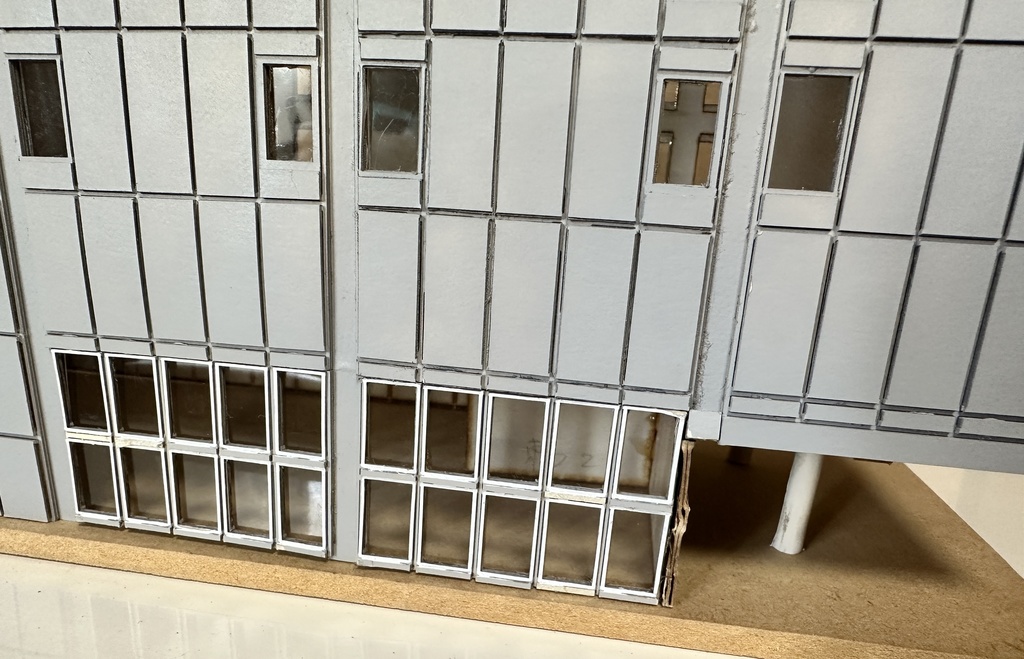 Nゲージサイズ 近畿地方の大型駅ビルキット(透明プラ板、柱用パーツ備品、専用ケース含む)