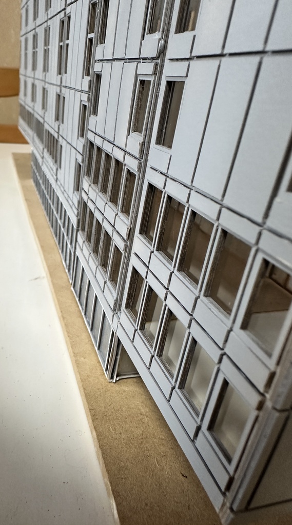 Nゲージサイズ 近畿地方の大型駅ビルキット(透明プラ板、柱用パーツ備品、専用ケース含む)