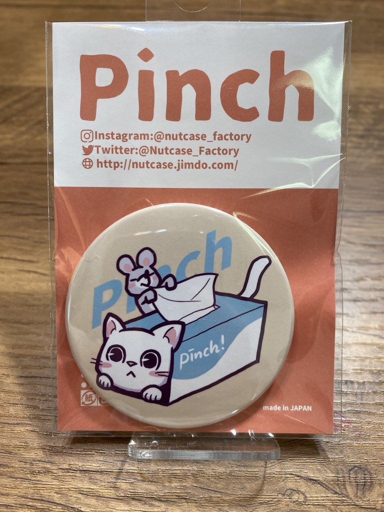 ティッシュ箱でピンチ(55mm缶バッジ)