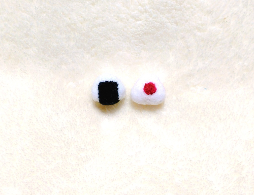 小さい小さいおにぎりのぬいぐるみ
